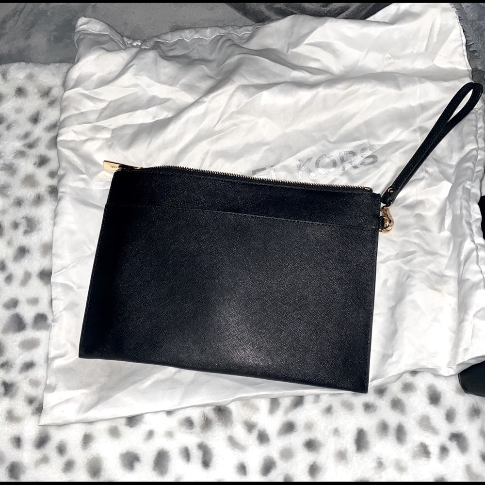 Michael Kors Wristlet/Clutch/wallet - Picture 3 of 3